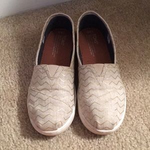 4.5Y Toms. Will fit women’s size 6.5 or 7